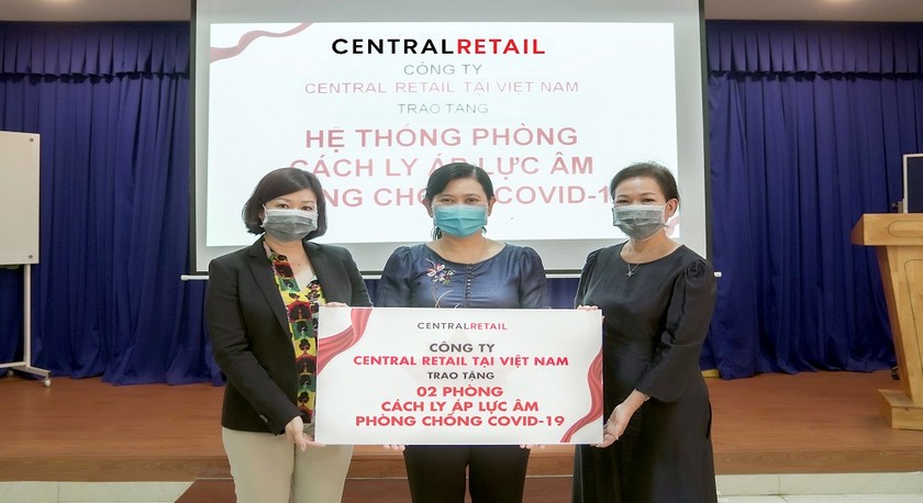 Đại diện Sở Y tế TP Hồ Chí Minh nhận phòng cách ly áp lực âm từ Central Retail.