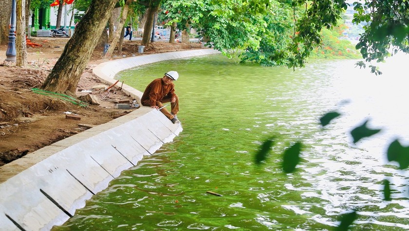 Nhà khoa học Hoàng Đức Thảo trong một vài giây phút thảnh thơi sau khi hoàn thành đoạn cong lồi cong lõm đầy thử thách