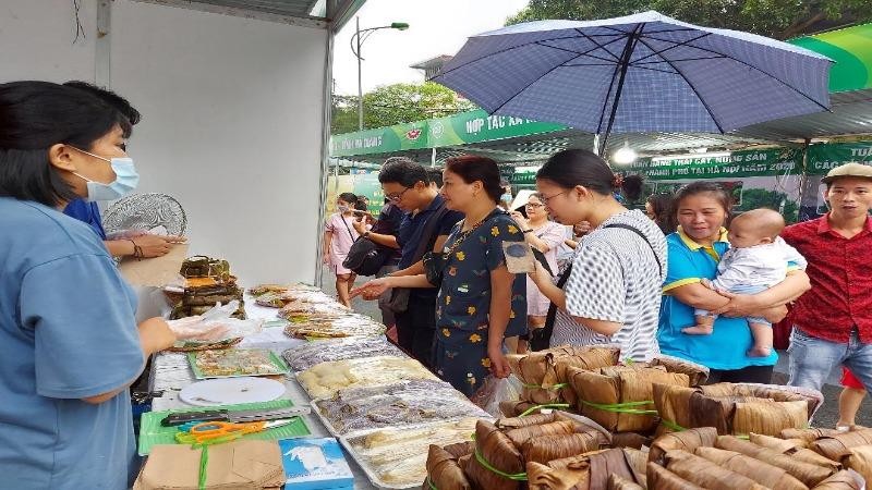 Tuần hàng thu hút khá đông người tiêu dùng tham gia mua sắm.