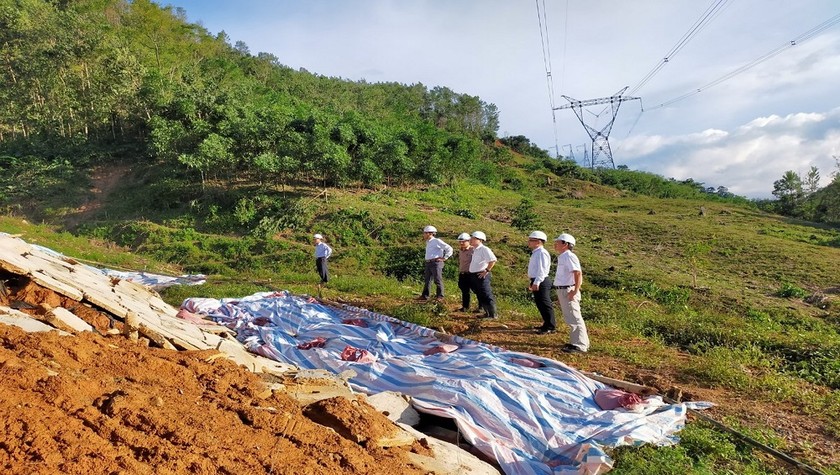 Kiểm tra một vị trí móng sạt lở của đường dây 220 kV