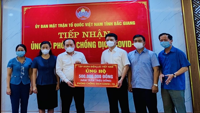 Công ty Điện lực Bắc Giang trao 500 triệu đồng hỗ trợ công tác phòng chống dịch tại địa phương