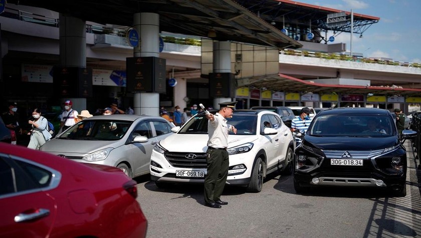 Lực lượng an ninh điều tiết phương tiện cá nhân ra vào nhà ga T1