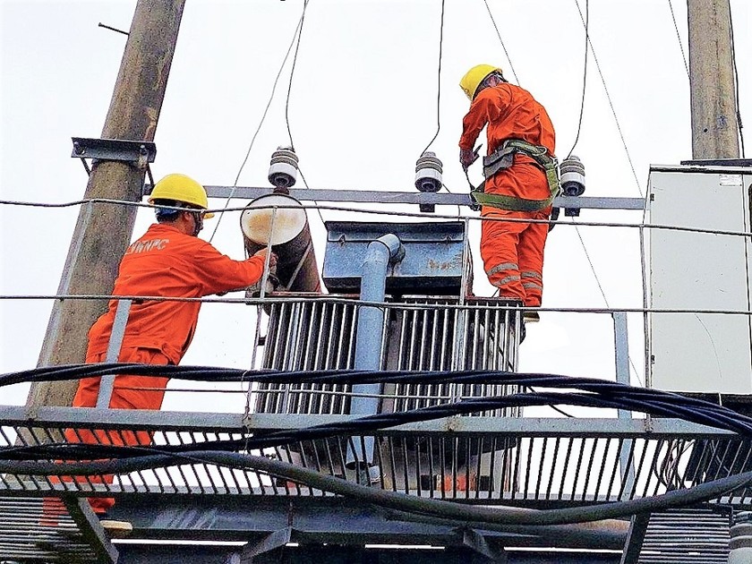 Bảo dưỡng thiết bị cho khách hàng là một hoạt động nằm trong Tháng Tri ân khách hàng của Tổng công ty Điện lực miền Bắc.