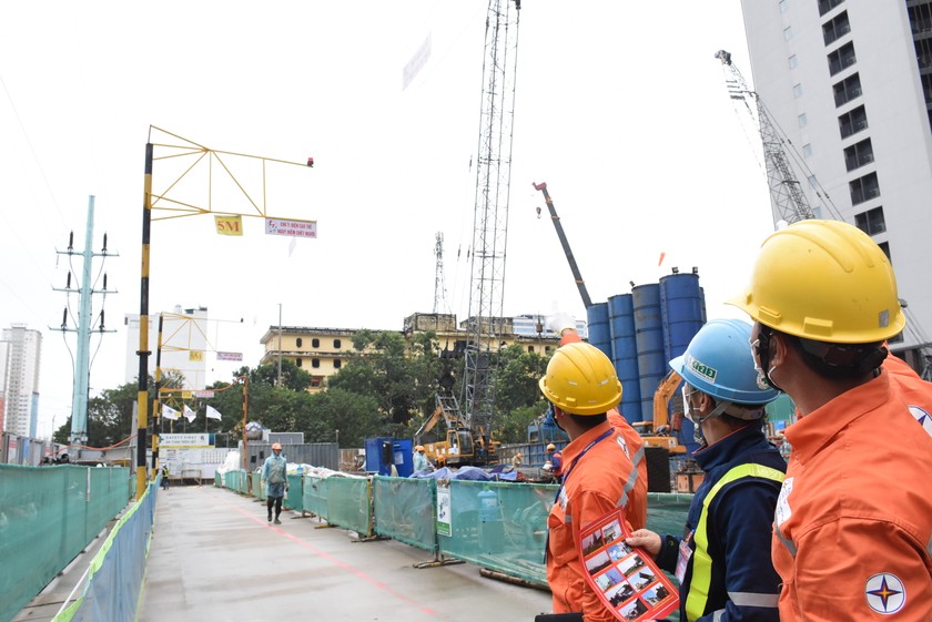 EVNHANOI thường xuyên tuyên truyền, nhắc nhở khách hàng và các đơn vị thi công gần hàng lang an toàn lưới điện.