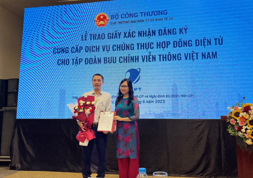 Đại diện VNPT nhận giấy xác nhận cung cấp dịch vụ chứng thực hợp đồng điện tử.