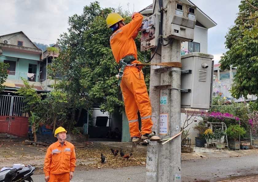 Công ty Điện lực Lai Châu lắp đặt công tơ điện tử cho khách hàng