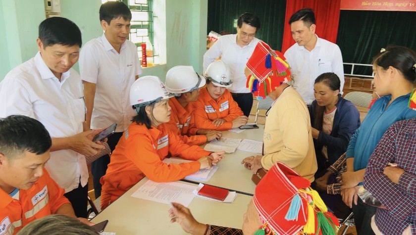 Điện lực Tân Uyên tuyên truyền và ký thỏa thuận về thay đổi lịch ghi chỉ số công tơ với các khách hàng.