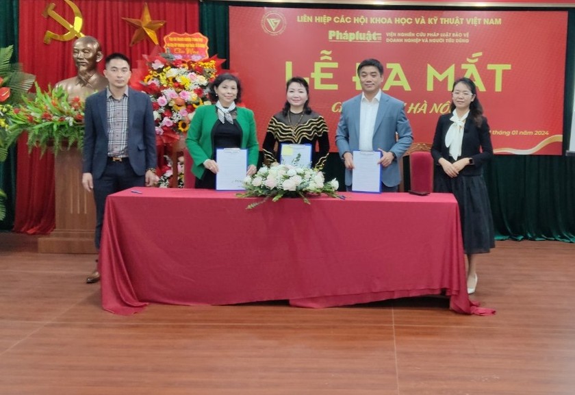 Đại diện Viện Nghiên cứu pháp luật bảo vệ doanh nghiệp và người tiêu dùng ký kết với các đơn vị tại lễ ra mắt Chi nhánh Hà Nội. 