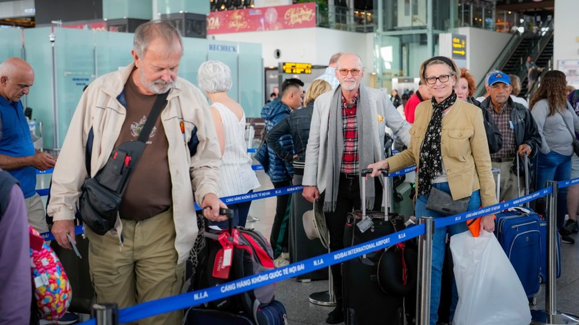 Khách quốc tế làm thủ tục xuất nhập cảnh tại sân bay Nội Bài