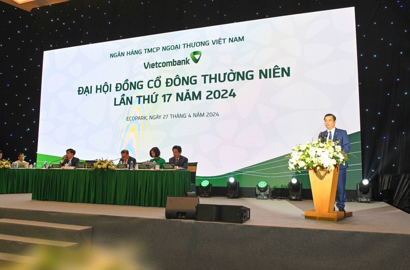 Ông Nguyễn Thanh Tùng - Thành viên HĐQT, Tổng Giám đốc trình bày Báo cáo của Ban Điều hành về kết quả hoạt động kinh doanh năm 2023 và định hướng năm 2024