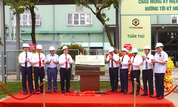 Nghi thức gắn biển công trình chào mừng 55 năm Ngày truyền thống Ngành Hóa chất Việt Nam