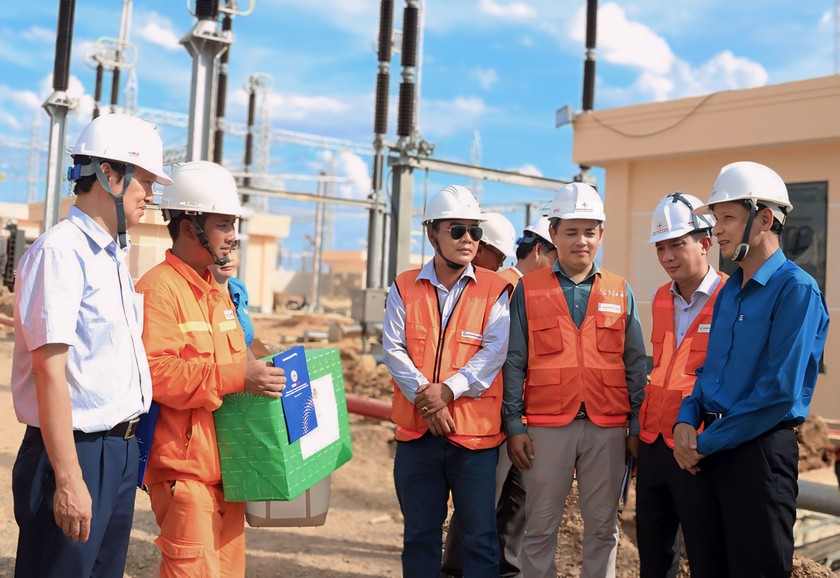 Chủ tịch Công đoàn EVNGENCO1 Trần Doãn Thành (ngoài cùng bên phải) gửi lời chúc sức khỏe đến các cán bộ, kỹ sư, người lao động tại Dự án Trạm biến áp 500 kV Thanh Hoá.