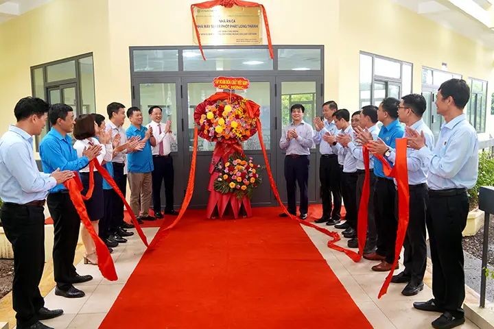 Gắn biển chào mừng kỷ niệm 55 năm Ngày thành lập Ngành Hóa chất Việt Nam tại Công ty CP Phân bón miền Nam