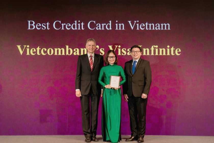 Đại diện Vietcombank nhận giải Thẻ tín dụng tốt nhất Việt Nam năm 2024.