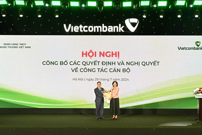 Thống đốc NHNN tặng hoa chúc mừng tân Chủ tịch HĐQT Vietcombank