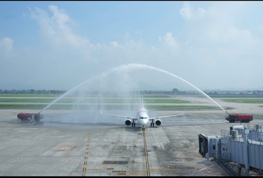 Nghi thức đón chuyến bay đầu tiên từ Quý Dương (Trung Quốc) đến sân bay Nội Bài