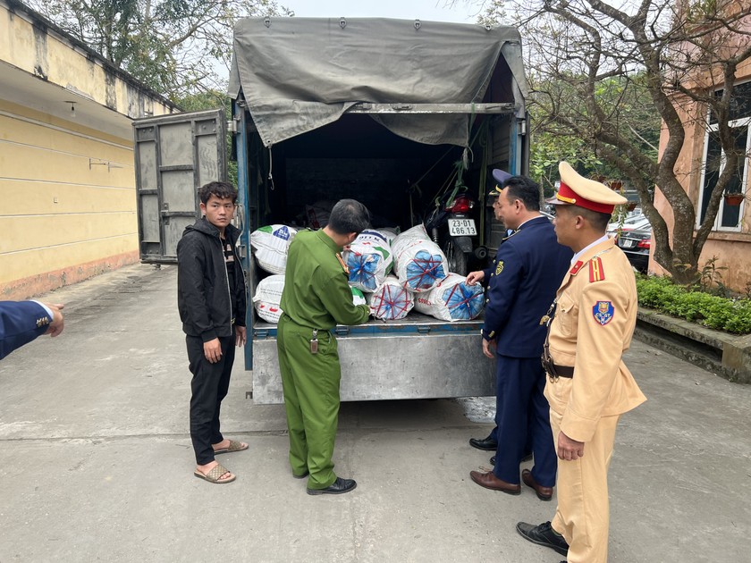 Lực lượng chức năng kiểm tra xe tải chở mỡ lợn không rõ nguồn gốc.