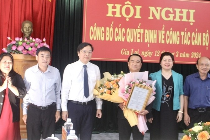 Lãnh đạo tỉnh Gia Lai và các đơn vị chúc mừng, tặng hoa đồng chí Đỗ Duy Nam (thứ 3 từ phải qua)