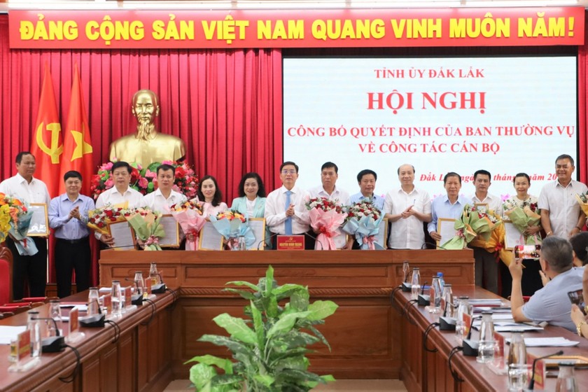 Thường trực Tỉnh ủy Đắk Lắk trao Quyết định và tặng hoa chúc mừng các đồng chí được điều động, bổ nhiệm