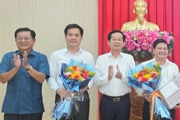 Ông Lê Quốc Anh (thứ hai, từ trái qua) nhận nhiệm vụ làm Bí thư Thành ủy Phú Quốc. (Ảnh: Cổng TTĐT Kiên Giang)