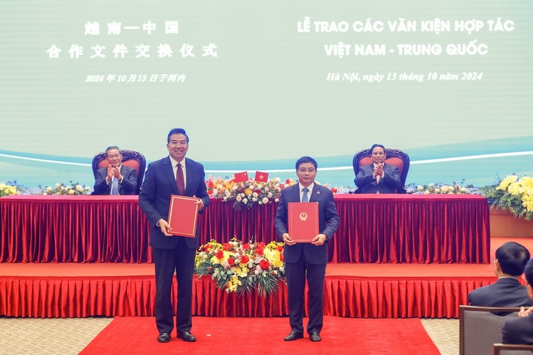 Hai Thủ tướng chứng kiến trao Biên bản làm việc giữa Bộ Giao thông vận tải Việt Nam và Tổng cục Hợp tác phát triển quốc tế quốc gia Trung Quốc về việc khảo sát hiện trường nghiên cứu tính khả thi dự án viện trợ lập Quy hoạch các tuyến đường sắt khổ tiêu chuẩn Đồng Đăng - Hà Nội và Móng Cái - Hạ Long - Hải Phòng - Ảnh: VGP/Nhật Bắc