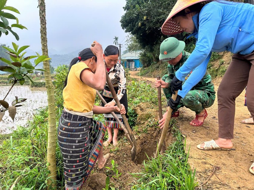 Bộ đội bi&ecirc;n ph&ograve;ng c&ugrave;ng người d&acirc;n trồng c&acirc;y xanh, vệ sinh m&ocirc;i trường - hoạt động nằm trong m&ocirc; h&igrave;nh x&acirc;y dựng &ldquo;Bản s&aacute;ng v&ugrave;ng bi&ecirc;n