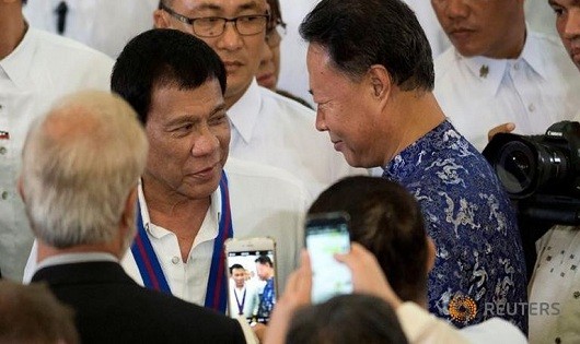Tổng thống Philippines Duterte (trái) và Đại sứ TQ tại Manila.