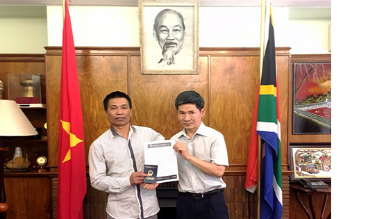 Đại diện Đại sứ quán trao vé máy bay và giấy thông hành cho anh Nguyễn Văn Thanh.