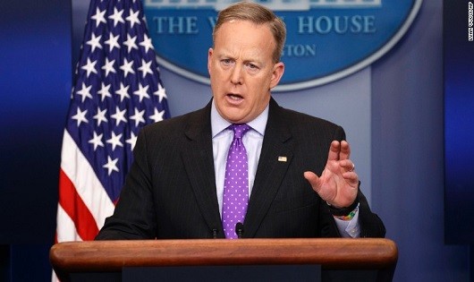 Ông Spicer.