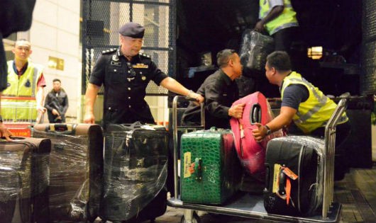 Những thùng đồ được chuyển khỏi căn hộ của ông Najib.