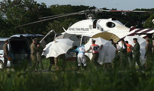 Trực thăng chở những cậu bé vừa được giải cứu tới bệnh viện.