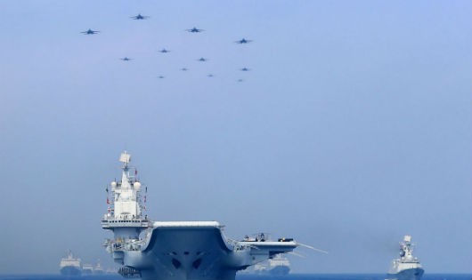 Tàu chiến và máy bay của Trung Quốc ở Biển Đông.