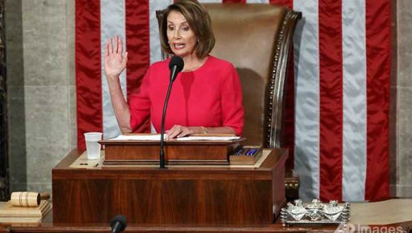 Chù tịch Hạ viện Mỹ Nancy Pelosi tuyên thệ nhậm chức.