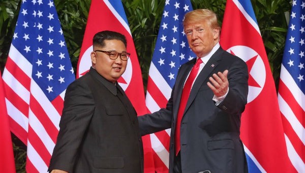 Ông Trump và ông Kim tại cuộc gặp đầu tiên ở Singapore.