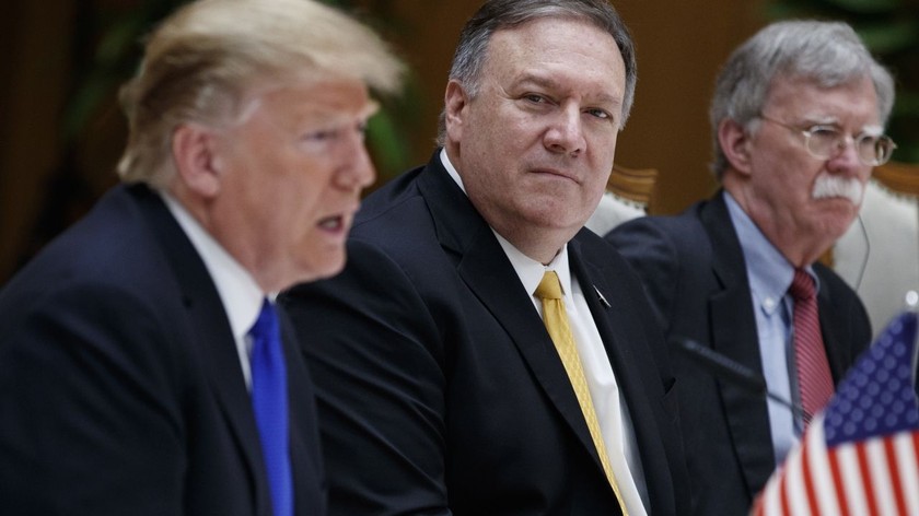 Ngoại trưởng Mỹ Pompeo (bên cạnh ông Trump).