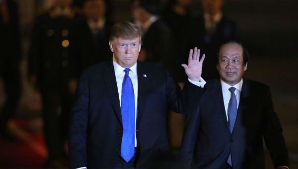 Tổng thống Mỹ Donald Trump tới Việt Nam tối 26/2.
