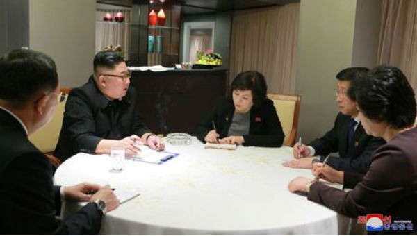 Nhóm làm việc báo cáo với ông Kim (ảnh do KCNA công bố).