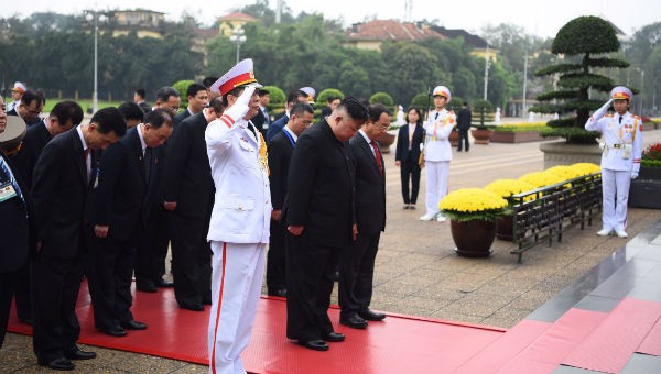 Đoàn vào viếng Lăng Chủ tịch Hồ Chí Minh.