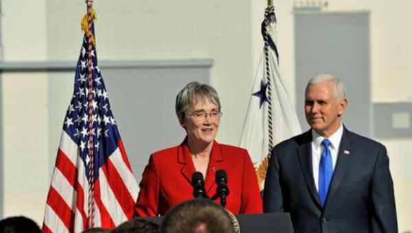 Bộ trưởng Không quân Mỹ Heather Wilson và Phó Tổng thống Mike Pence