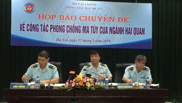 Lãnh đạo Cục Điều tra chống buôn lậu và các đơn vị chức năng của Tổng cục Hải quan tại họp báo.