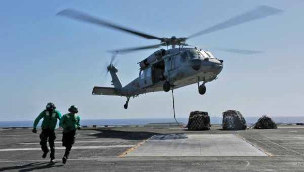 Máy bay trực thăng MH-60S Sea Hawk của hải quân Mỹ trên tàu sân bay USS Abraham Lincoln mà Mỹ đã điều tới khu vực Vùng Vịnh.