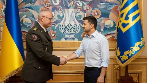 Tướng Ruslan Khomchak và Tổng thống Ukraine Vladimir Zelensky.