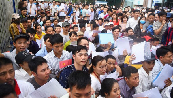Hàng ngàn người xếp hàng chờ lấy số nộp hồ sơ visa tại Hà Nội hồi đầu tháng 4 vừa qua. Ảnh: VTC News