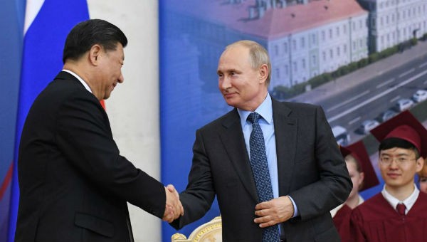 Tổng thống Nga Putin (bên phải) và Chủ tịch Trung Quốc Tập Cận Bình