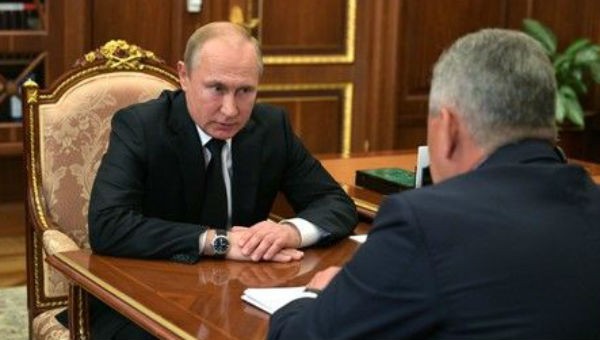 Tổng thống Nga Putin tại cuộc họp với Bộ trưởng Quốc phòng Shoigu.