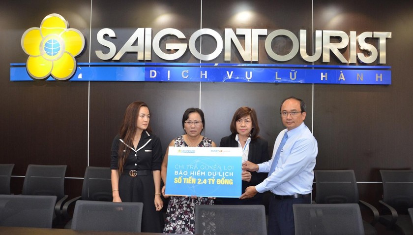 Đại diện Lãnh đạo Lữ hành Saigontourist và Bảo hiểm Bảo Việt gặp gỡ, thăm hỏi mẹ và chị họ của hướng dẫn viên Nguyễn Trọng Tiến tại trụ sở Công ty Dịch vụ Lữ hành Saigontourist ngày 3/7