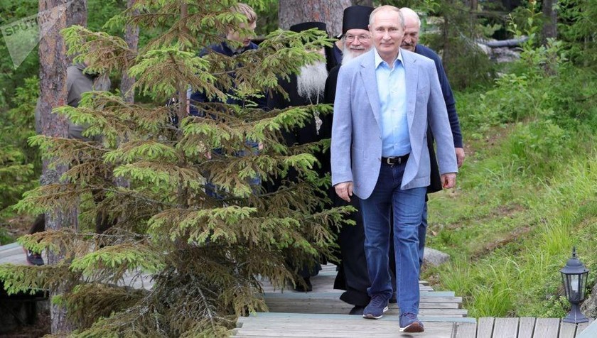 Tổng thống Nga Vladimir Putin cùng Tổng thống Belarus Alexander Lukashenko đến Tu viện Spaso-Preobrazhensky ở Valaam.