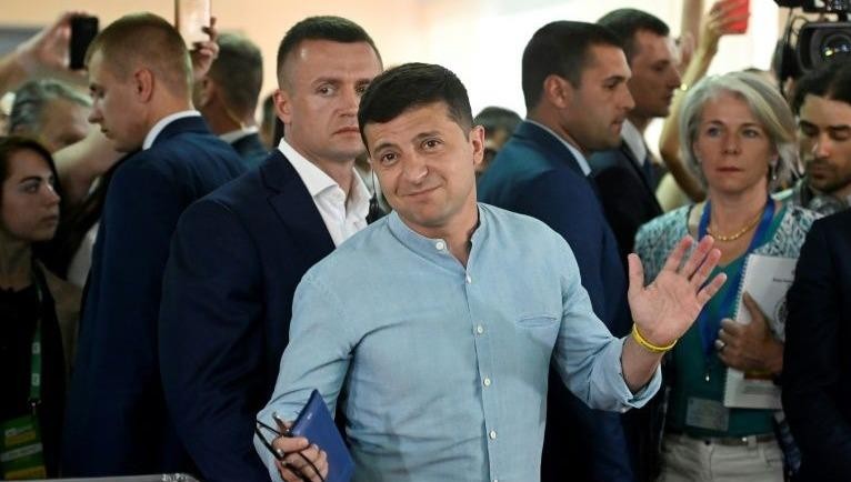 Tổng thống Ukraine  Volodymyr Zelensky đi bỏ phiếu.