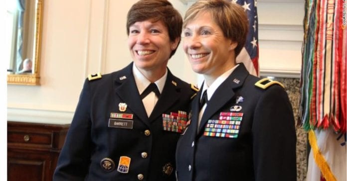 Thiếu tướng Maria Barrett (trái) và em gái là Chuẩn tướng Paula Lodi.