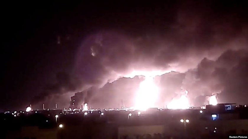 Cơ sở dầu mỏ ở Ả rập Xê-út bốc cháy sau vụ tấn công hôm 14/9.